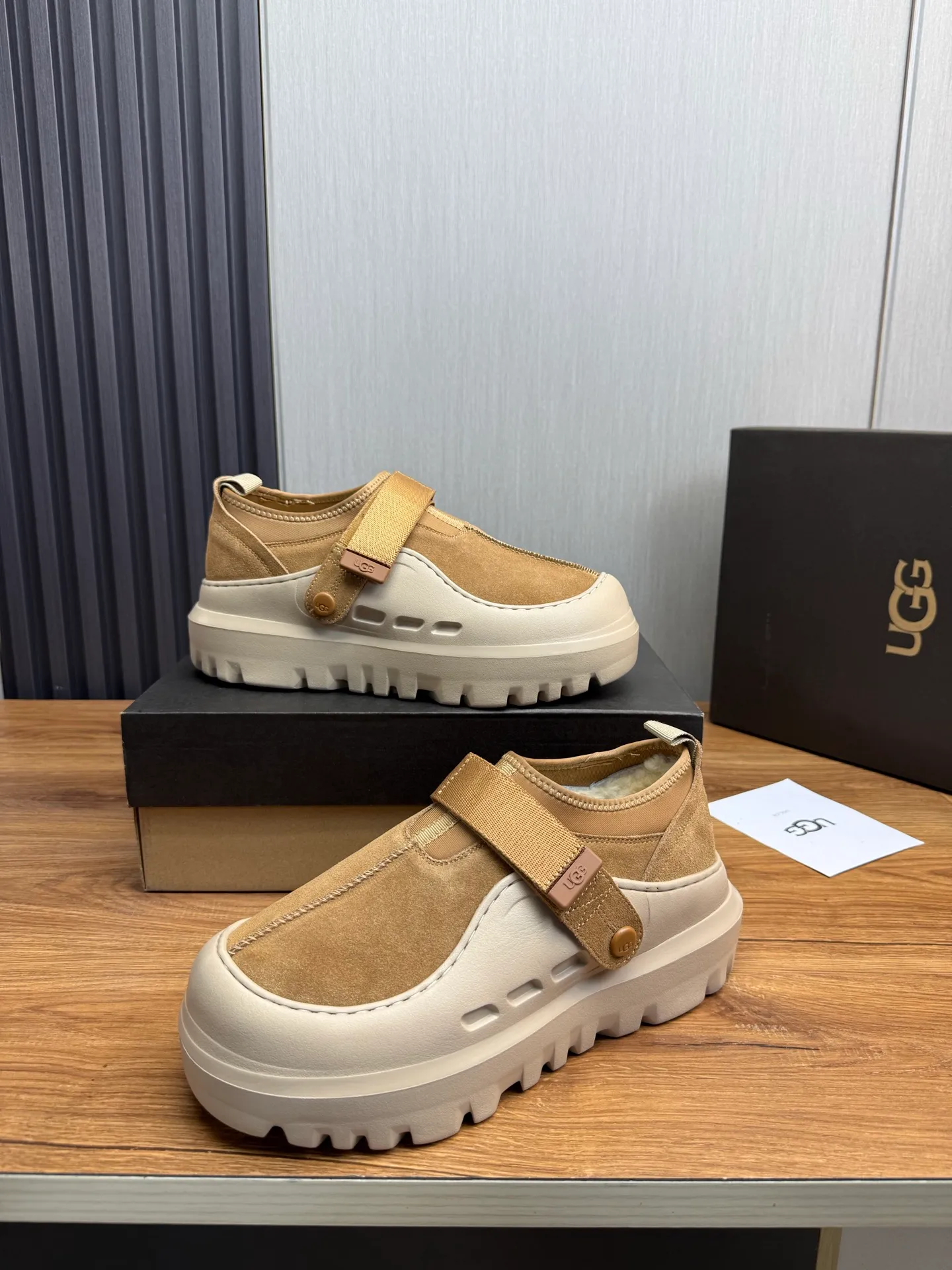 Men's shoes💰580💰Couples💖 New UGG fur integrated men's simple and fashionable snow boots. The most worth buying at the end of this year are warm casual shoes. Whether you are out and about at home, their comfortable and warm performance will be your most suitable fashion companion! The material is cowhide upper and imported wool is used inside. Warm and comfortable! The eva+ rubber patch outsole is cushioned, non-slip and wear-resistant, and has good elasticity. It is light and wear-resistant, comfortable and soft, and the new simple cut is more fashionable. It has both practicality and fashion sense, so you no longer have to worry about how to match it in winter, while still maintaining your fashionable taste. High-quality genuine wool. Look at the details for the material! Size: 35-40-41-42-43-44-44 sneaker size